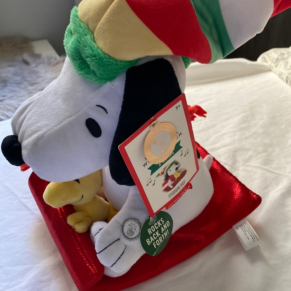 HALLMARK ~ PEANUTS SLEDDING SNOOPY & WOODSTOCK SOUND MOTION MUSICAL 2022